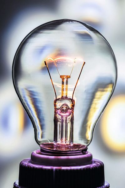 3. Die Elektrizität  Die Entdeckung der Elektrizität – wie wir sie heute kennen – hat eine lange Geschichte und legt den Grundstein für die modernen Technologien, die bis heute unser Leben beeinflussen. Angefangen hat die Entdeckung mit frühen Beobachtungen der alten Griechen, die die Anziehung von Bernstein durch Reibung bemerkten. Fortgesetzt wird die Untersuchung erst im 17. Jahrhundert von William Gilbert, der systematisch Elektrizität von Magnetismus unterschied. Benjamin Franklin führte schließlich im 18. Jahrhundert Experimente zur Verbindung zwischen Blitz und Elektrizität. Das 19. Jahrhundert brachte schließlich wichtige Fortschritte durch Michael Faraday mit dem Elektromotor und die Innovationen von Thomas Edison und Nikola Tesla.  Lesetipp: Wie können Bakterien bei der Energiewende helfen?  (Bild: frei lizenziert)