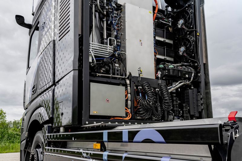 Der Truck mit dem Brennstoffzellensystem muss die selben Anforderungen erfüllen wie die Lkws mit herkömmlichem Antrieb: 1,2 Millionen Kilometer Laufleistung, zehn Betriebsjahre und insgesamt 25.000 Betriebsstunden. (Bild: Daimler Truck)