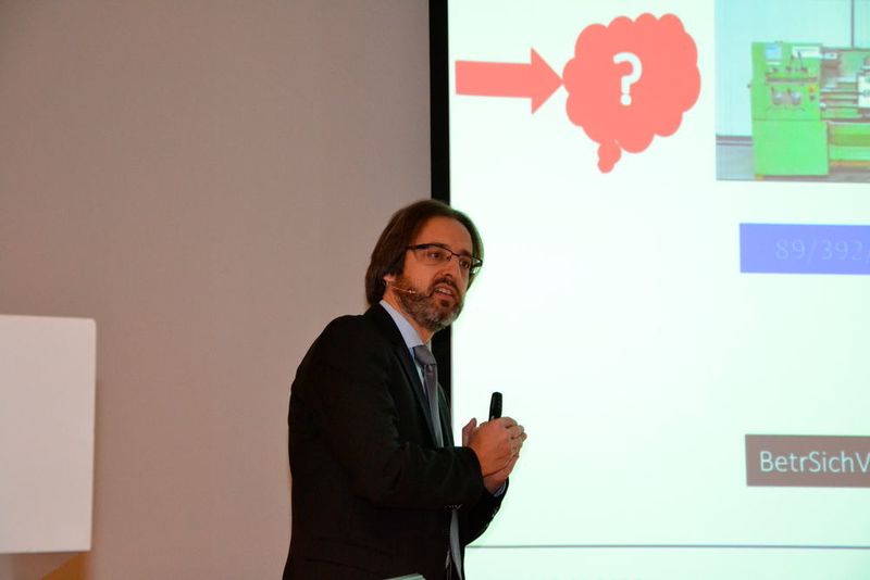 Die Eröffnungs-Keynote der Förderprozess-Foren 2016 hielt Frank Flammer von der Maschinenkanzlei. Der Technische Consultant und öffentlich bestellte und vereidigte Sachverständige für die „Analyse von Schadenursachen, Schwingungstechnik und Betriebsfestigkeit an Maschinen und deren Bauteilen“ blickte u.a. kritisch auf Berechnungstools in der Produktentwicklung: „80 Prozent der Rechnungen sind meiner Meinung nach falsch und führen zu Schäden“, so der Experte, der den Teilnehmern wertvolle Tipps für den Umgang mit Schäden gab. (Kempf/PROCESS)