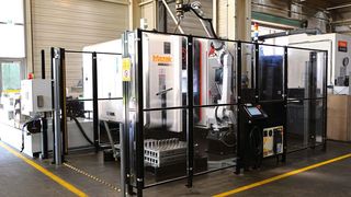 Roboterautomatisierte 5-Achs-Maschine Variaxis i-600. Die Abfuhr der Aluminiumspäne ist gut durchdacht: die Kühlmittelanlage wurde größer angelegt als üblich.  (Bild: Mazak)