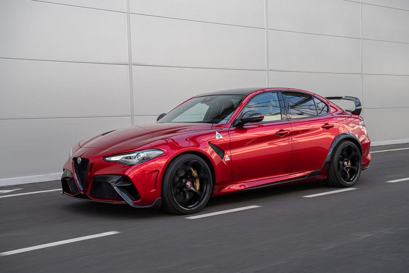 3,6 Sekunden soll der 540 PS starke Giulia GTAm für den Sprint aus dem Stand auf Tempo 100 benötigen. (Bild:  Alfa Romeo)