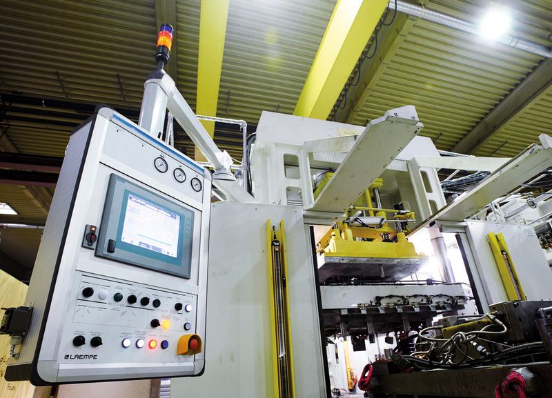 Bild 1: Der Tragarm zum Bedienpanel muss nicht nur die Zuleitungen unterbringen, sondern auch das komplette Bedienpanel halten. (Bild: Rittal)