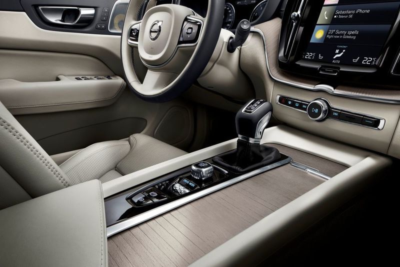 Chrakteristisch für den neuen XC60 sind die Dekorelemente aus Holz in Treibholzoptik. (Volvo)