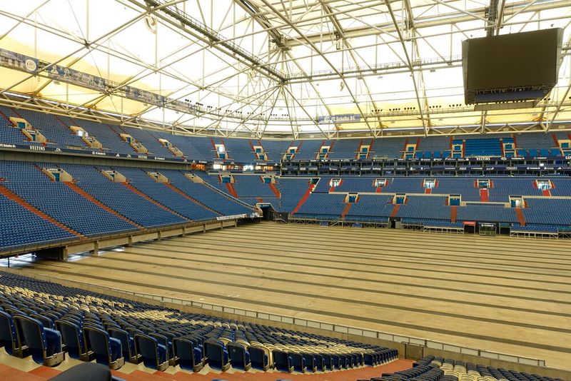 Links unterhalb der Sitze sind die Klappen, durch die der Rasen von außen bei Spielen ins Stadion gefahren wird. (Bild: Stefanie Michel)