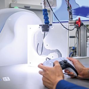 Das Endoskop wird mit dem Joystick eines Playstation-Controllers gesteuert. (Bild:  The Chinese University of Hong Kong)