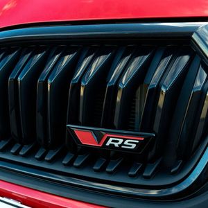 Das neue Logo der RS-Serie.(Bild:  Skoda)