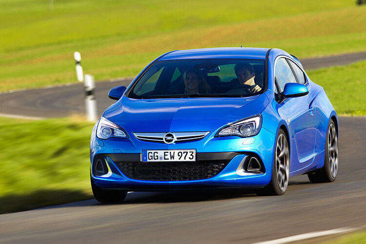 Der von der Opel-Sportabteilung vom Astra GTC abgeleitete Straßensportler OPC setzt sich bei Antrieb und Optik deutlich ab. (Opel)