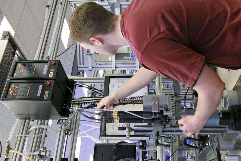 Bild 3: Etwaige Fehler melden die Schraubersteuerungen (oben im Bild) sofort durchentsprechende LED, wahl-weise auch akustisch am Schrauber. (Bild: Atlas Copco Tools)