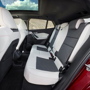 Trotz coupéhafter Dachlinie dürften hier erwachsene Gäste ausreichend Kopffreiheit genießen.(Bild:  BMW)