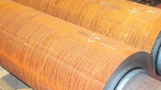 Anstatt 20 Prozent des Materials durch die Zerspanung zu verlieren, werden nun drei einzelne Komponenten, ein grosses Mittelstück sowie zwei einzelne Zapfen, zu einem Zylinder zusammengeschweisst.  (Günther + Schramm)