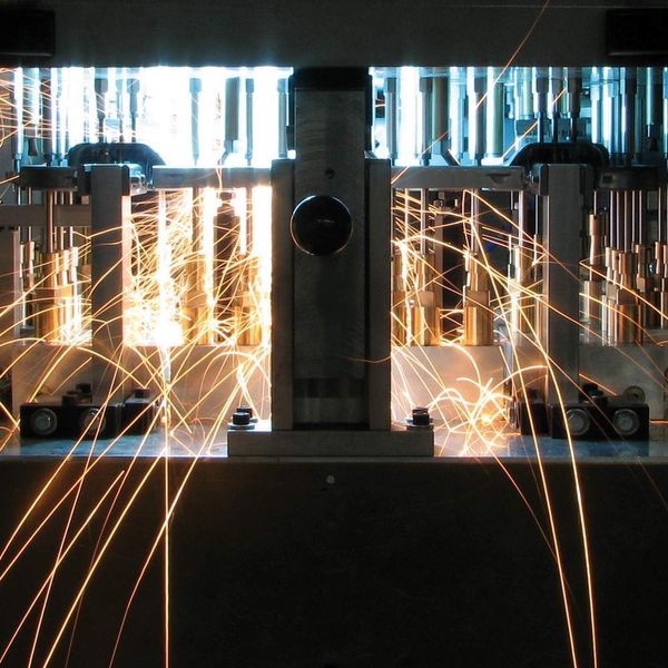 Laser-Remote-Schweißprozess mit dem Rofin-CO2-Slab-Laser DC 060 W mit 6 kW Ausgangsleistung. (Archiv: Vogel Business Media)