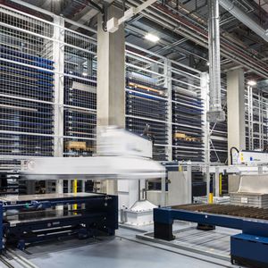 Aesculap hat in ein automatisches Blechlager mit modifiziertem Lagerverwaltungssystem investiert.