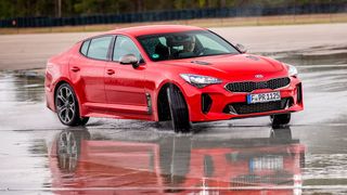 Kia hat sein Flaggschiff aufgerüstet: Der Stinger kann jetzt auch driften.  (Kia Motors)