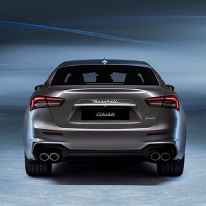 Die Modellpflege des Ghibli beinhaltet neue Rückleuchten in „Bumerang“-Optik.(Bild:  Maserati)