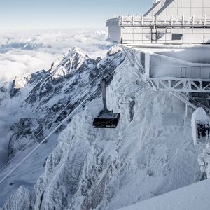 Die neue Seilbahn Zugspitze überwindet 1945 m Höhenunterschied. Die Großraumkabinen befördern bis zu 580 Personen pro Stunde auf den Gipfel.