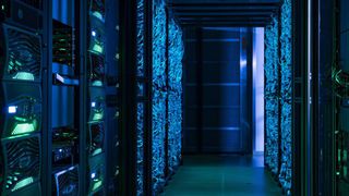 Blauen OLEDs mangelte es bisher an Leuchtdichte und Stabilität. Forschende am Karlsruher Institut für Technologie (KIT) und an der Shanghai-Universität haben jetzt eine neue Strategie zur Herstellung hocheffizienter und stabiler tiefblauer organischer Leuchtdioden entwickelt.  (Bild: Markus Breig -  KIT)