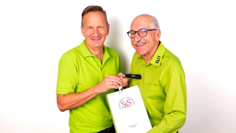 Markus Hamacher (l.) übernimmt die S&S Internet Systeme GmbH von Walter Schiel.(Bild:  pruemmphotography/S&S Internet Systeme GmbH)