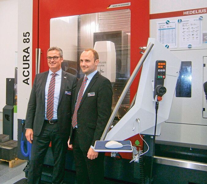 Von links: Matthias Funk, Geschäftsführer von Hedelius, und Falco Wittpoth, Pressesprecher des Meppener Unternehmens vor der Acura 85. Hedelius blickt absatztechnisch nach eigenen Angaben vor allem auf den europäischen Markt. Rechts über dem Sichtfenster, unterstreicht man den eigenen Qualitätsanspruch deutlich. (Königsreuther)