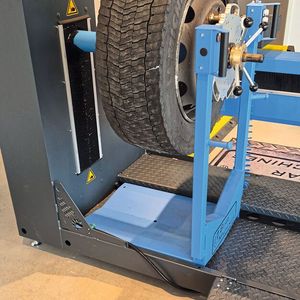 Der Zustimmfußschalter von Bernstein ermöglicht es dem Bediener, mit beiden Händen an der Maschine zu arbeiten und gleichzeitig den Maschinenablauf sicher mit dem Fuß zu steuern.(Bild:  Bernstein)