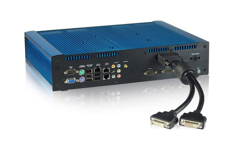 Embedded Box PC mit integrierter Grafikkarte: Kontrons CB 753 Dual Head erweitert die Embedded-Box-PC-Reihe. Mit integrierter Grafikkarte bietet der lüfterlose und robuste Rechner Anschlussmöglichkeiten für zwei digitale oder vier analoge Displays und bietet Grafikleistung oberhalb der Chipsatzperformance. (Kontron)