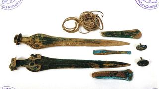 Bronzezeitliche Schwerter, Beile und Armschmuck, angeblich zusammen mit Himmelsscheibe von Nebra gefunden. Zustand vor der Übernahme des Landesmuseums Halle an der Saale.  (Bild: Hildegard Burri-Bayer)