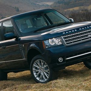 Das Karosseriedesign der jüngsten Range-Rover-Generation kennzeichnen kleinere Änderungen am Kühlergrill und an den seitlichen Lufteinlässen.
