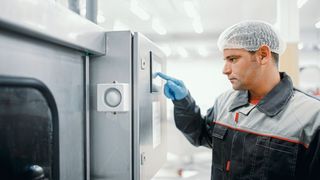 Bei längenbeschränkten Übersetzungen für HMI-Texte und Displays können selbst kleinste Fehler große Folgen haben. (Bild: Parilov Evgeniy)