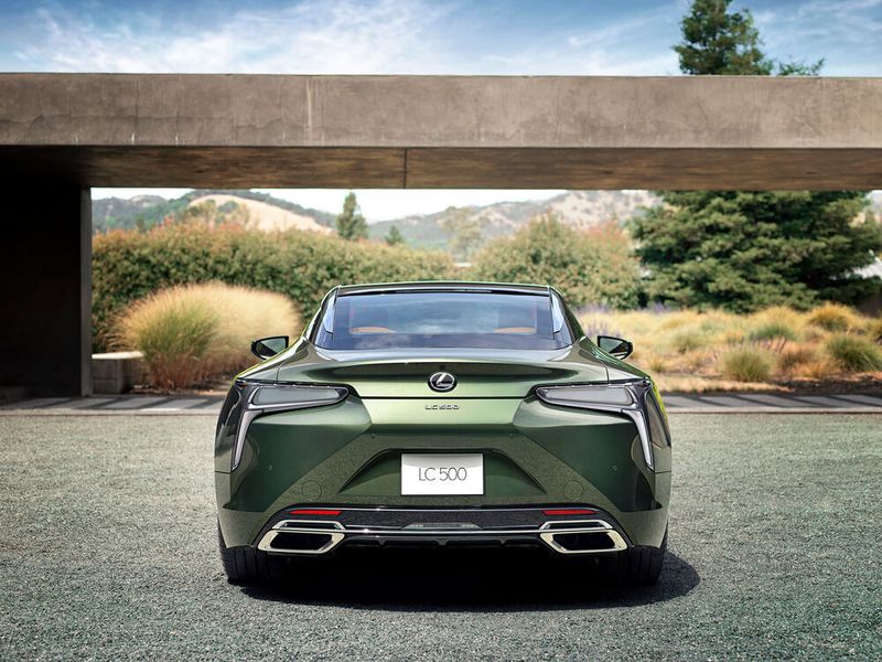 Wenn es der Besitzer darauf anlegt, sehen die anderen nur das Heck: Unter der Haube des LC 500 werkelt ein V8 mit 464 PS. (Bild: Andreas Smetana/Lexus)