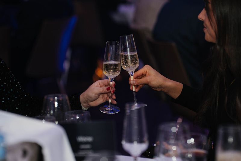 Stößchen! (Bild: Manuel Emme Fotografie)