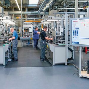Hier ist die Smart Factory schon Realität: An einer vernetzten Montagelinie stellt Bosch Rexroth wirtschaftlich eine Vielzahl individueller Produkte bis zur Losgröße 1 her.(Bild:  Bosch Rexroth)
