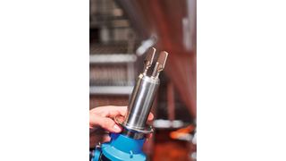 Das Multisensorgerät Fermentation Monitor QWX43 von Endress+Hauser mit den beiden charakteristischen Sensorpaddeln und einem Temperaturfühler. (Bild: Endress+Hauser)