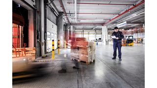 Ist auch alles vollständig? Ein letzter Check, bevor die Ersatzteile für die Maschinen von Ammann zwischen 17 und 18 Uhr zum Transport übergeben werden. (Bild: Panopa)