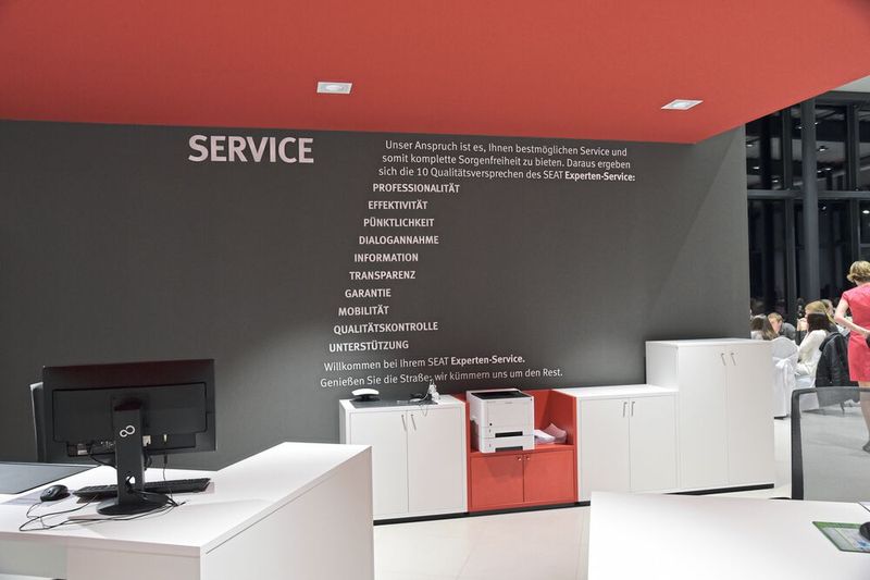 Auch die Serviceannahme ist in der aktuellen CI der Marke ausgestaltet. (Bild: Früchtl)