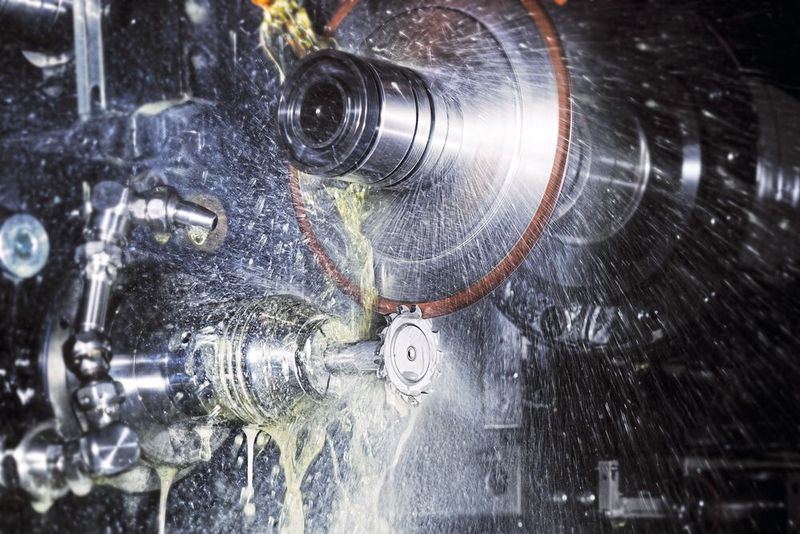 Martin Wyrsch (Product Manager, Alesa AG) zeigte auf, wie mit spezifisch weiterentwickelten Sägewerkzeugen höhere Leistungsdaten resultieren. Hier im Bild: Herstellungsprozess der Sägewerkzeuge.  (Bild: Alesa)