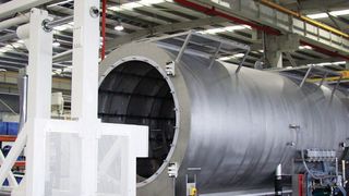 Großauftrag an Land gezogen: Der Vakuumtank für eine Extrusionslinie aus dem Hause Battenfeld-Cincinnati. In China werden damit unter anderem Rohre bis 1600 mm Durchmesser aus HDPE gefertigt. (Bild: Battenfeld-Cincinnati)