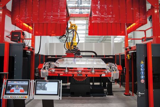 Unterstützend! Diese Roboterschweißzelle im Prototypenzentrum von Fronius arbeitet mit Cold Metal Transfer (CMT), Pulse Multi Control (PMC) und Low Spatter Control (LSC). Acerios, die Heiß-Aktiv-Plasmafunktion zur Oberflächenreinigung, ist auch dabei. Wer Antworten sucht, sollte dort nachfragen. Unterstützend! Diese Roboterschweißzelle im Prototypenzentrum von Fronius arbeitet mit Cold Metal Transfer (CMT), Pulse Multi Control (PMC) und Low Spatter Control (LSC). Acerios, die Heiß-Aktiv-Plasmafunktion zur Oberflächenreinigung, ist auch dabei. Wer Antworten sucht, sollte dort nachfragen.