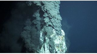 Ein „Schwarzer Raucher“ am Meeresboden. Bislang war die Forschung davon ausgegangen, dass ein bestimmter geologischer Prozess, die Serpentinisierung, für die Methanentstehung in der Tiefsee verantwortlich ist. Tatsächlich kann Methan am Ozeanboden auch über die so genannte Fenton-Reaktion entstehen – und nicht nur dort, sondern in allen wässrigen Umgebungen, in denen organische Schwefel- oder Stickstoffverbindungen auftreten. (Bild: Schwarzer Raucher / ROV Kiel 6000/Geomar / CC BY 4.0)