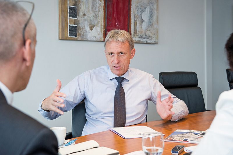 Studer-Geschäftsführer Fred Gaegauf erklärt die Geschäftsstrategien des Unternehmens. (Bild: Thomas Entzeroth)