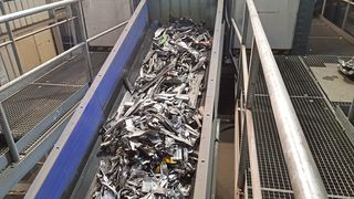 Vorzerkleinerte Profile als Aufgabegut, bevor sie in dem Rotorshredder landen. (BHS Sonthofen)