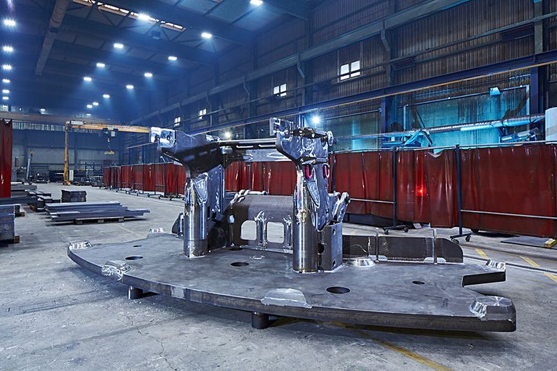 Präzisionsarbeit made in Germany: Aus eigenen Komponenten und Zukaufteilen fertigen die Nördlinger unter anderem komplexe Baugruppen für Kräne aus Grundplatten mit Seitenwänden und Fußteil. (Bild: Jebens)