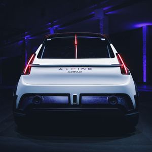 Der sportliche Stromer sorgt mit zwei E-Motoren an der Vorderachse für ordentlich Fahrspaß.(Bild:  Autoren-Union Mobilität/Alpine)