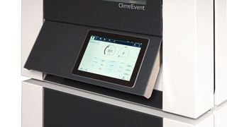 Das Bedienpanel wurde auf 10“ vergrößert und lässt sich nach Gebrauch in die Gerätefront einklappen.  (Bild: Weiss Technik GmbH)