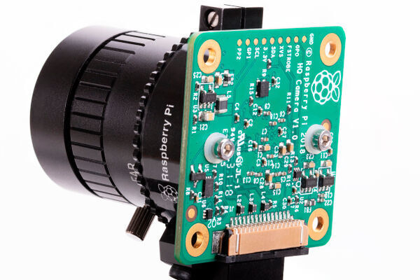 HQ-Kamera samt 6-mm-Teleobjektiv und Blick auf die Platinenrückseite (Raspberrypi.org)