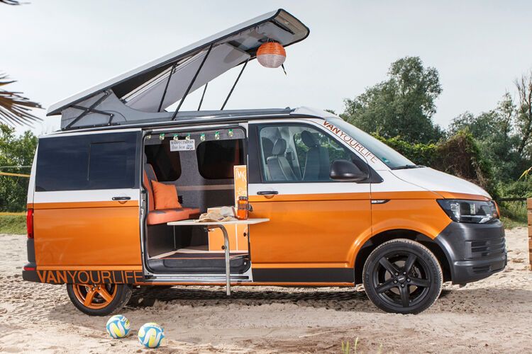 Bei den Flowcampern ist hier der „Space“ neu, mit farbenfrohem Interieur, stilistisch an die Historie der legendären VW Bullis angelehnt, zu Preisen ab 39.000 Euro. (Bild: Vanufaktur)