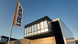 Die bestehenden Bauten wurden um das neue zukunftsorientierte Lauda-Verwaltungsgebäude mit Büro- und Konferenzräumen mit 760 Quadratmeter erweitert. (Behrendt und ruasch Fotografie)