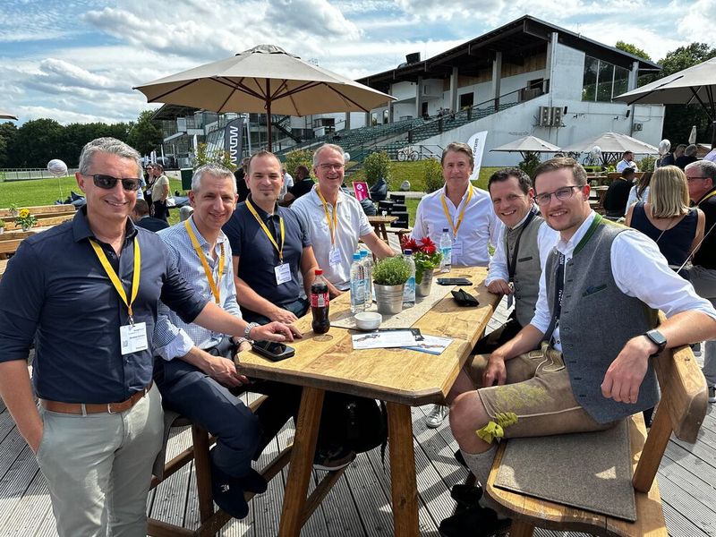 Kleines Meeting halten (v. l.) Christian Schrörs, Manish Marwah, Ralf Wüstling, Mike Wilhelm, Martin Schuller (Check Point), Thomas Erhard und Michael Bauer (Arrow). (Bild: Vogel IT-Medien )