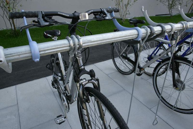 Stellsysteme für Fahrräder:  Die Geometrie des gezogenen Formstahlrohrs dient als Schraubkanal für die Befestigung von Lenker-Haltebügeln. Der Schraubkanal gibt die erforderliche Stellhöhe der Bügel vor, ein zeitintensives Ausrichten der Haltebügel ist nicht erforderlich.   Bilder: Velopa (Archiv: Vogel Business Media)