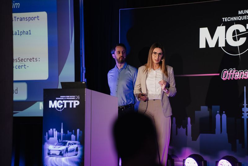 Sven Nobis (li.) und Lorin Lehawany bei ihrem Vortrag zu „Breaking Multi-Tenancy Over and Over, and What We Can Learn from This“ (Bild: Manuel Emme Fotografie)