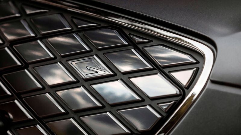 Schön: Die Ladeklappe fällt kaum auf. (Bild: Genesis)