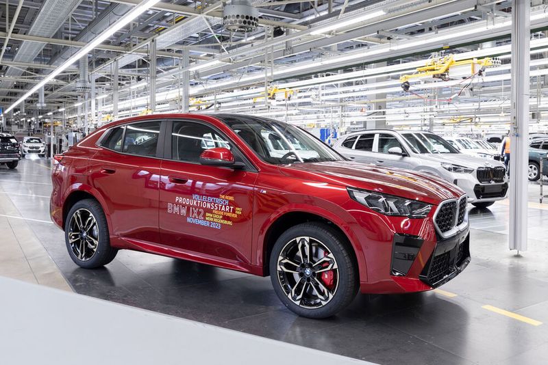 Produktionsstart des BMW X2 in Regensburg – unter anderem mit dem elektrischen iX2.(Bild:  BMW Group/Harry Zdera)